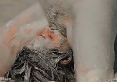 کتی فیلمهای سگسی مینکس با یک بطری در مقابل یک وب کم، بیدمشک خود را میبیند