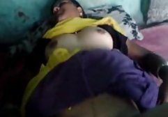 یک شلخته دانلود فیلم سوپر ایرانی سکسی جوان در یک لباس صورتی خود را با یک اسباب بازی برای بزرگسالان می پوشاند و بر روی صندلی می ریخت.