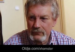 جوجه ها روز تولد خود را جشن گرفتند و یک مرد گرم را به عنوان فیلم های سکسئ یک هدیه دریافت کردند